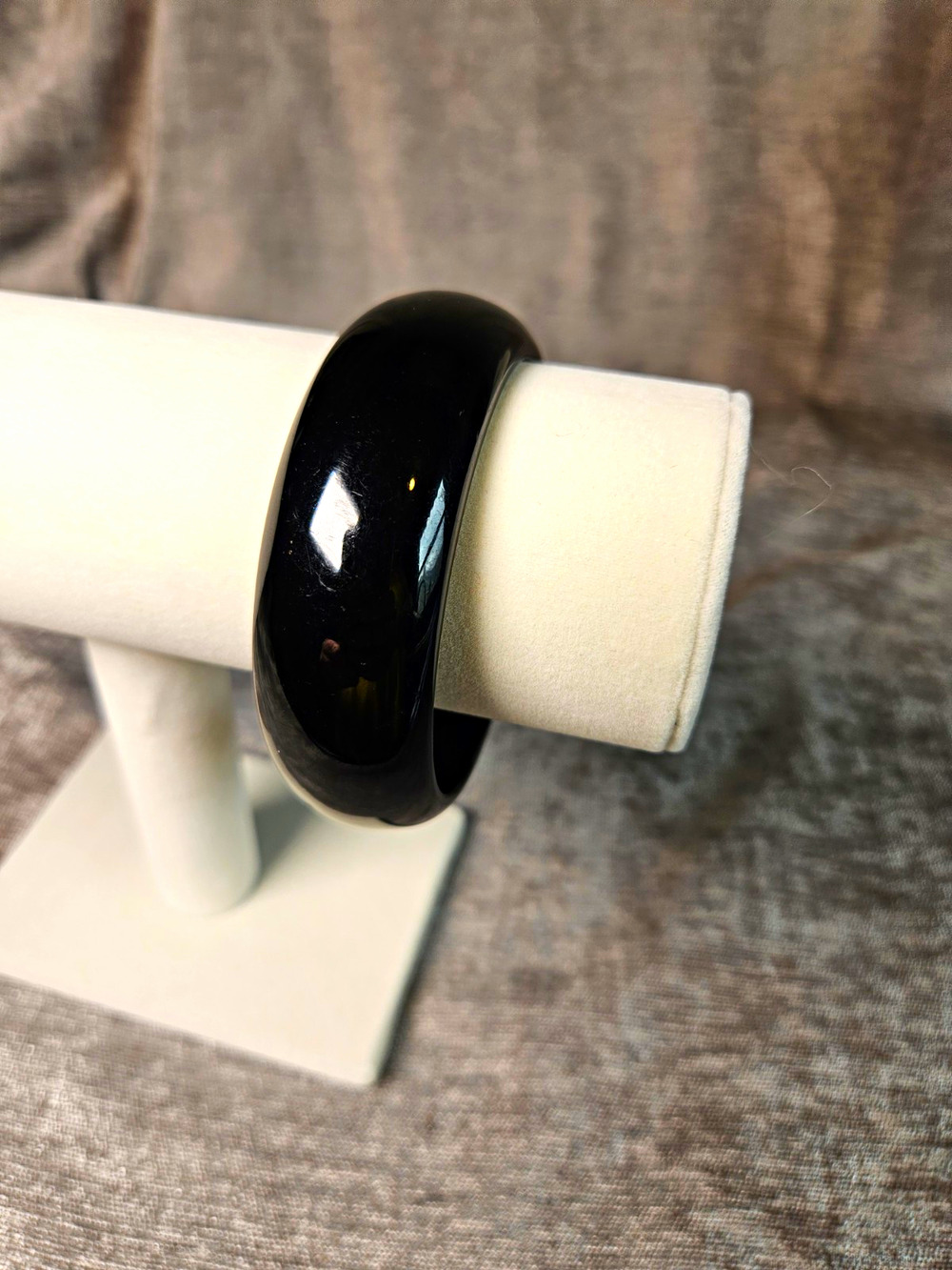 Black Lucite Round Bangle Bracelet Classic Minimalist Style Vintage Stackable